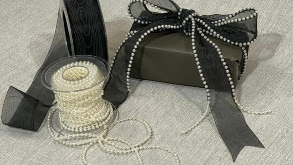 Geschenkband mit Perlen scaled