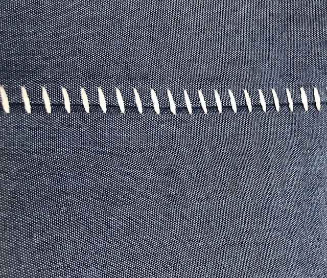 Flachnaht auf einem blauen Sweat.