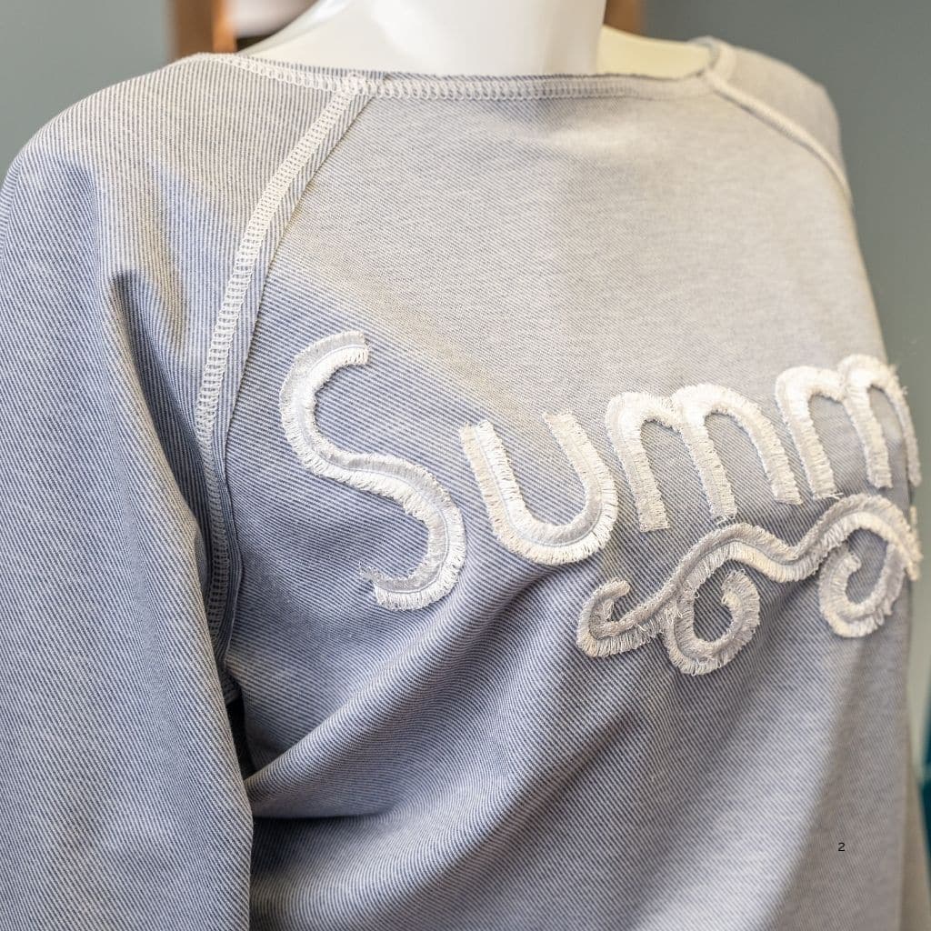 Destroyed Shirt mit dem Schriftzug Summer als Fringe Stickdatei - genäht im Coverkurs