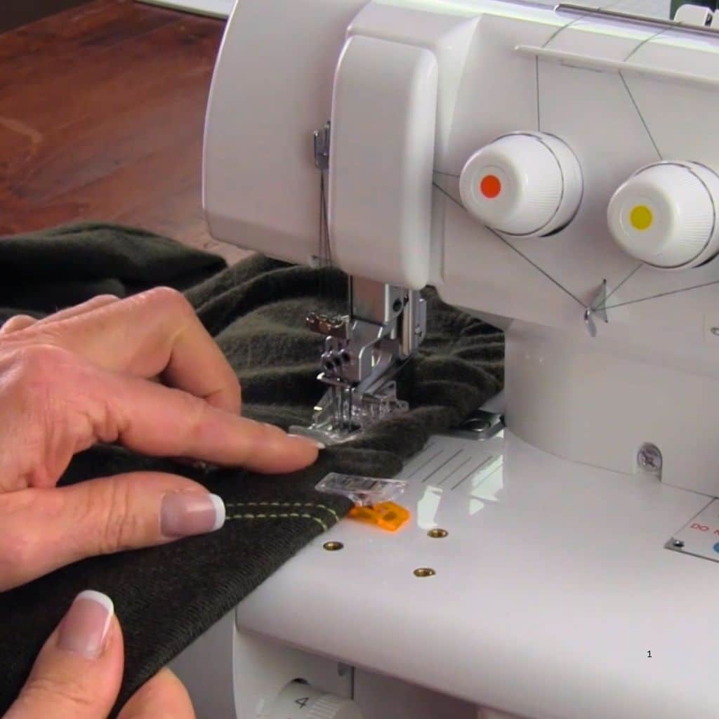 Manu an Coverstitch beim Nähen im Coverkurs
