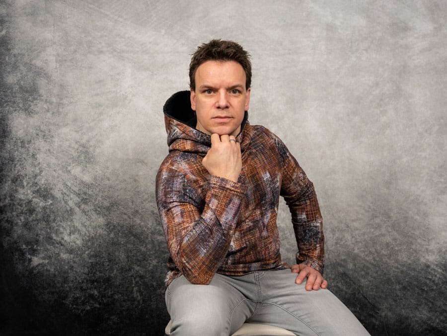 Männer-Porträt mit selbstgenähtem Hoodie - gelernt im Fotokurs