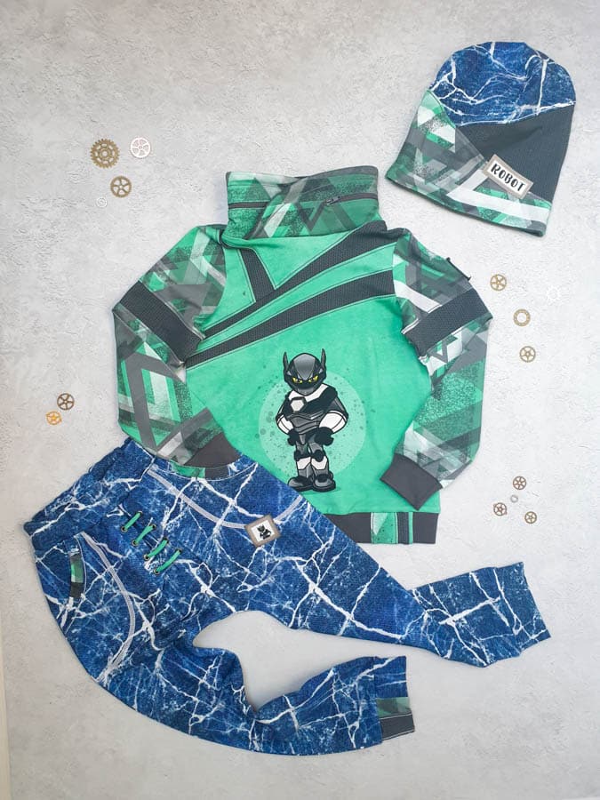 Professionelles Flatlay von selbstgenähter Kinderkleidung aus dem Fotokurs für Deine Nähwelt