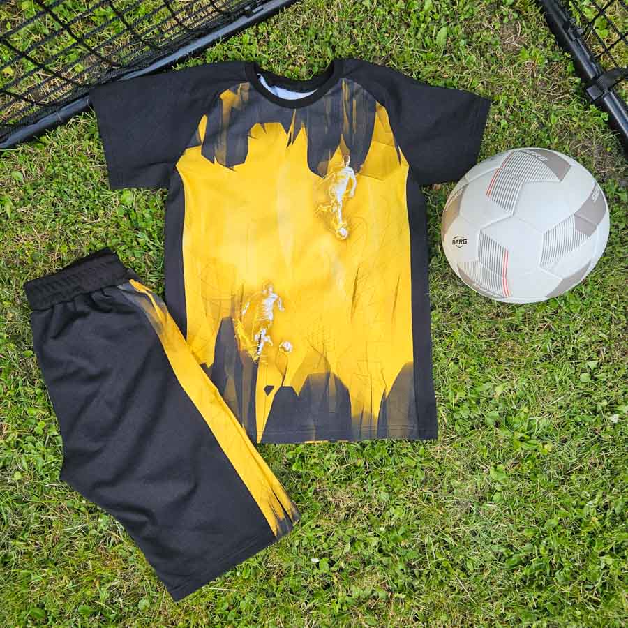 Outdoor-Flatlay von selbstgenähtem Fußball-Trikot optimiert mit Tipps aus Fotokurs.