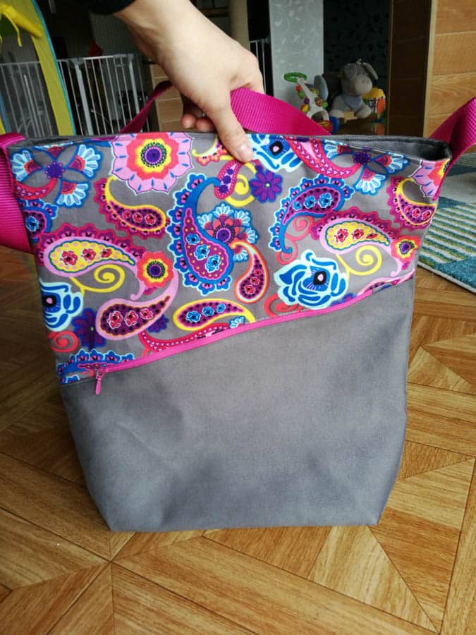 Selbstgenähte Tasche mit unruhigem Hintergrund als Beispiel