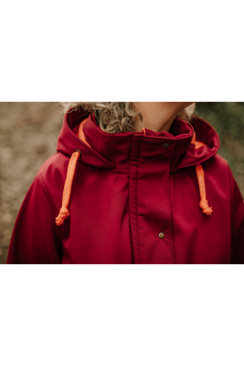Detailbild der Softshelljacke Carry mit Kapuze und Kordelzug