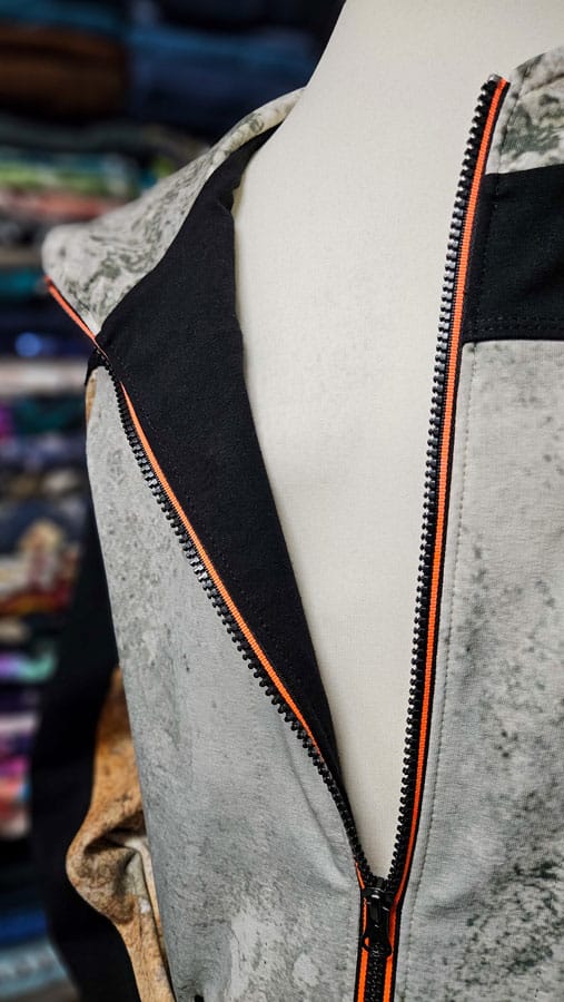 Fertige Jacke mit offenem Reißverschluss.