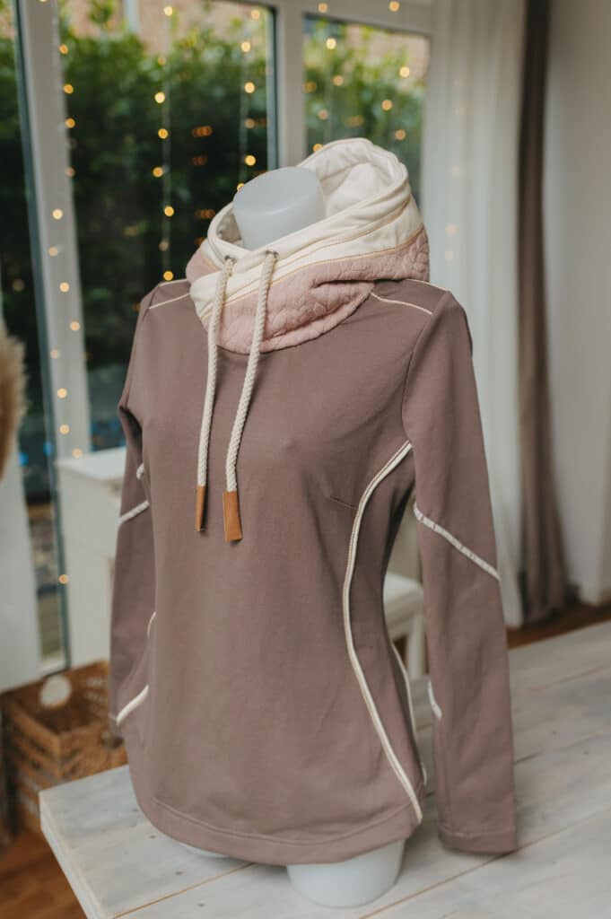 Hoodie in seitlicher Perspektive Schneiderpuppe