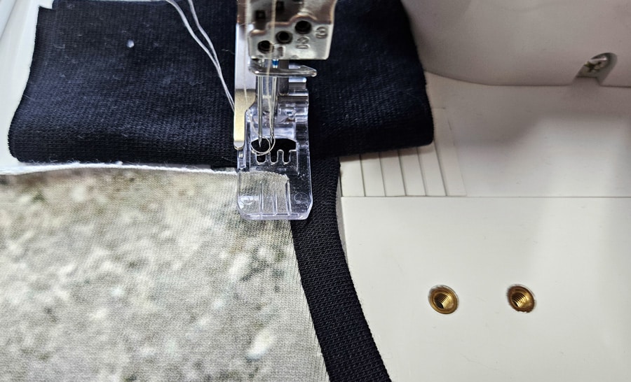 Nahtbeginn mit Covermaschine und Hebamme