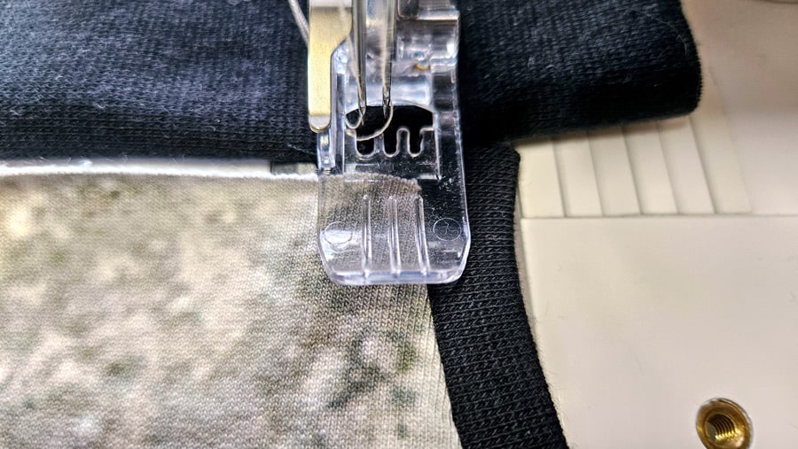 Gleichmäßiges Absteppen mit Covernaht auf Sweatstoff