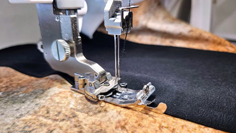 Nahtbeginn mit Covermaschine und Hebamme