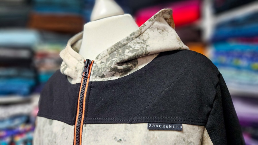 Fertige Sweatshirtjacke mit Reißverschluss im Detail