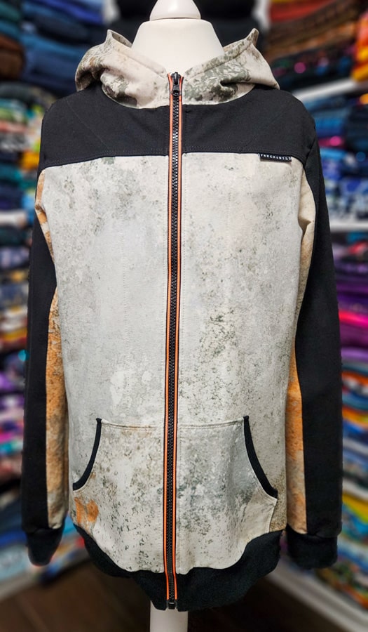 Fertige Sweatshirtjacke von vorne