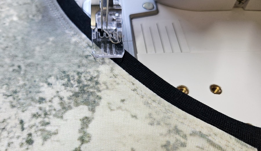 Gleichmäßiges Stichbild auf Stoff