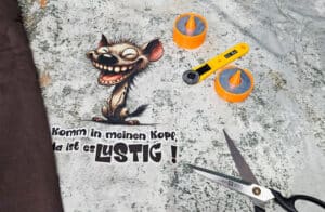 Stoffzuschnitt für Sweatshirtjacke mit Werkzeugen