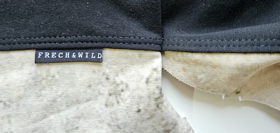 Gesteckte Teilungsnaht einer Sweatshirtjacke vor dem Nähen überprüfen.