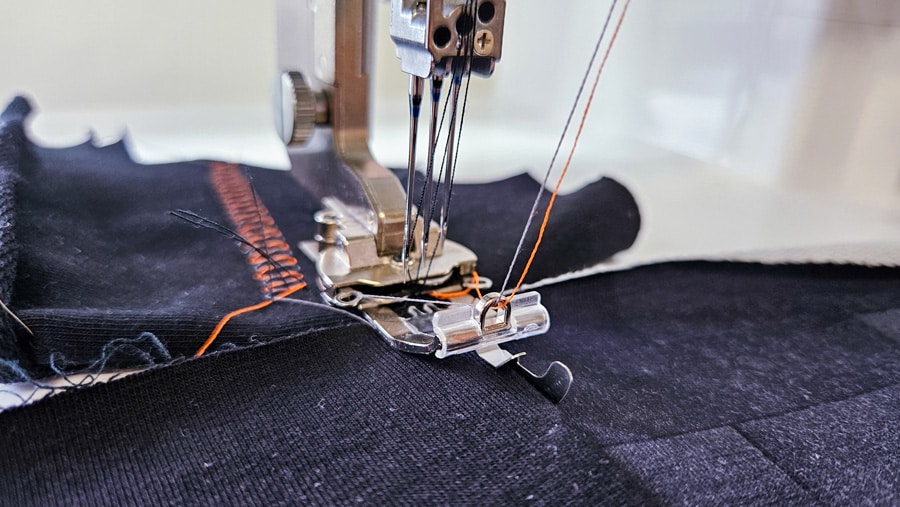 Baby Lock Primo näht mit Pendelfuß eine dekorative Deckstichnaht auf einem Sweatshirt-Sakko.