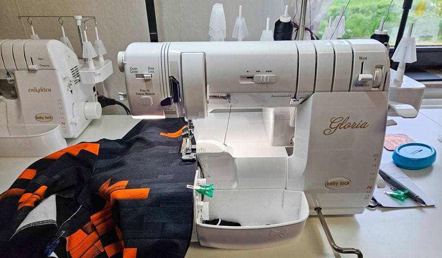 Baby Lock Gloria näht einen Wollstich-Kantenabschluss am Sweatshirt-Sakko.