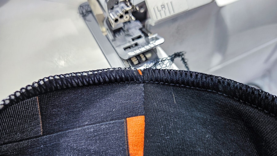 Detail eines dekorativen Wollstichs als Kantenabschluss am Sweatshirt-Sakko.