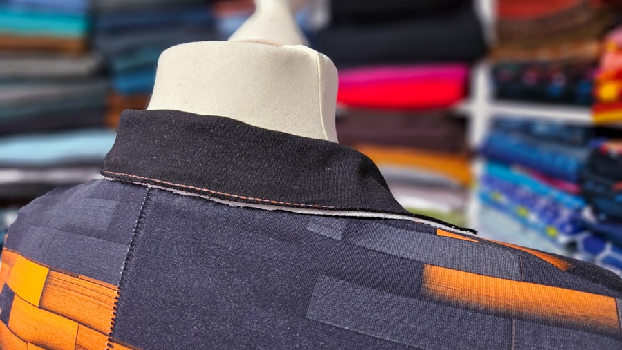 Rückwärtige Detailansicht des Kragens am fertigen Sweatshirt-Sakko mit dekorativer Naht.