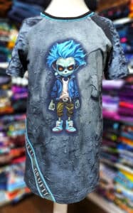 Fertiges Shirt mit Negativapplikation, Monster-Panel und dekorativer Flachnaht Overlock am Halsausschnitt.