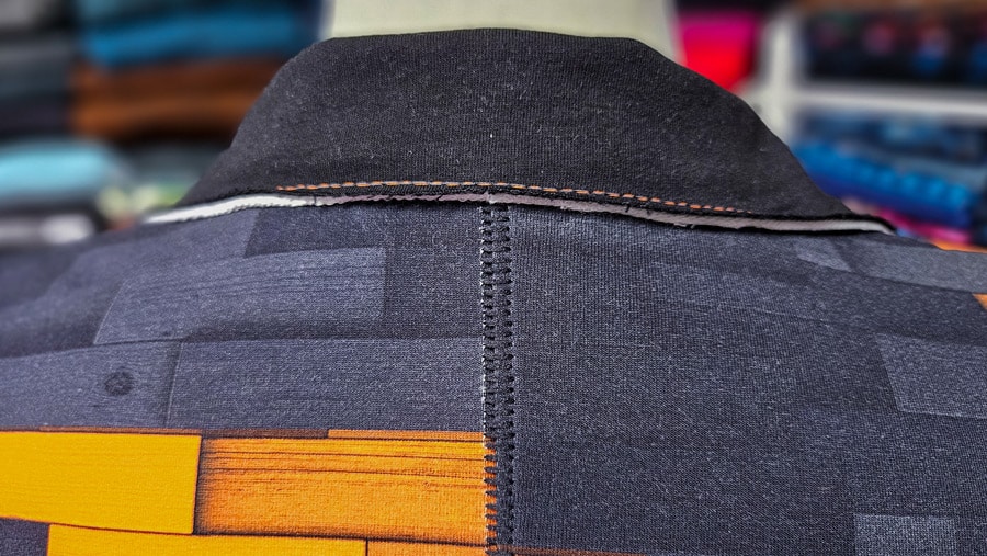 Detailansicht des hinteren Kragens eines Sweatshirt-Sakkos mit mittiger Rückennaht und Kantenabschluss.