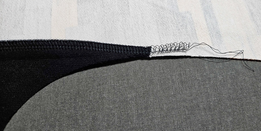 Detailansicht einer Overlocknaht an mehreren Stofflagen des Sweatshirt-Sakkos mit sichtbarer Nahtzugabe.