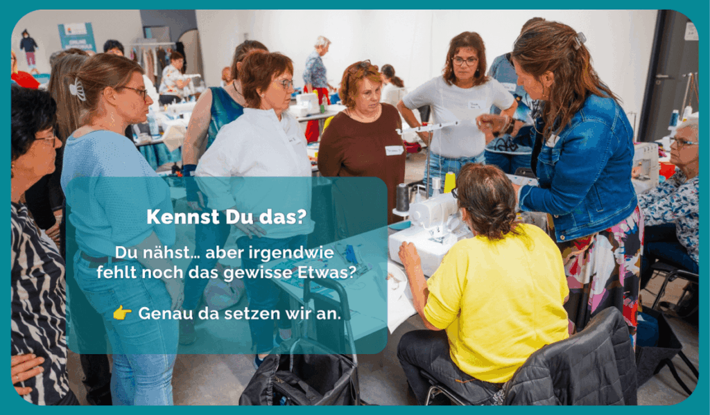 Kursleiterin Manu erklärt Teilnehmerinnen eine Nähmaschine während eines Präsenzkurses in einem Schulungsraum