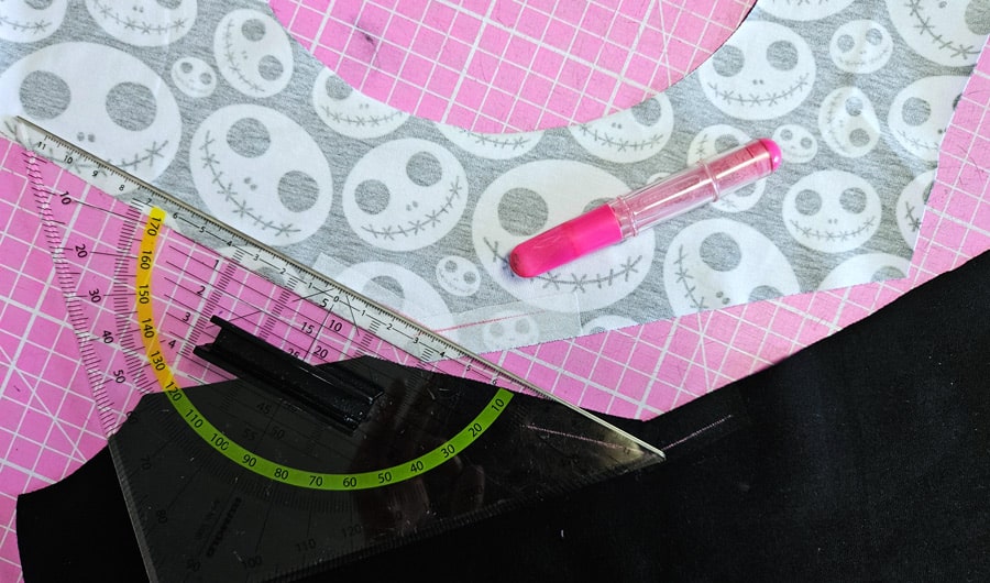 Die Nahtzugabe für eine eckige Teilung wird mit Lineal und Markierstift eingezeichnet.