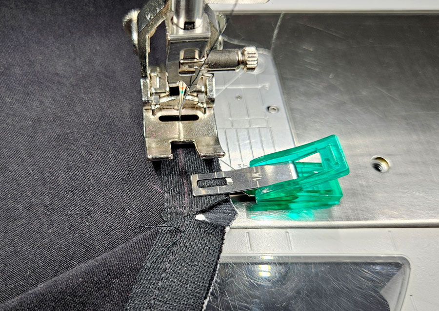 Die zweite Seite der eckigen Teilung wird an der Nähmaschine fixiert.