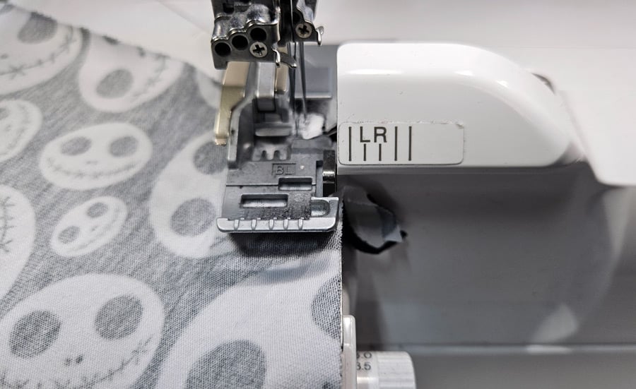 Ein Shirt mit eckiger Teilung wird mit der Overlock zusammengenäht und versäubert
