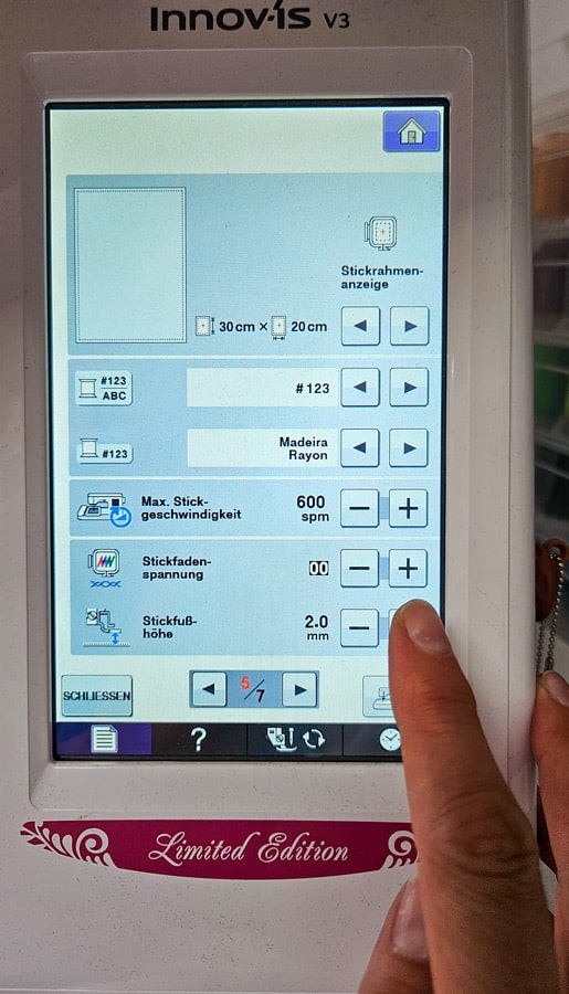 Display einer Brother Stickmaschine beim Einstellen der Stickfußhöhe auf 2,0 Millimeter.
