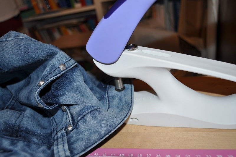 Mit dem Vario Creative Tool wird ein Loch für eine Öse in den Bund des Jeansrocks gestanzt.