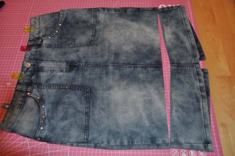 Der Jeansrock ist oberhalb des Saums abgeschnitten und für die Verarbeitung zur Tasche vorbereitet.