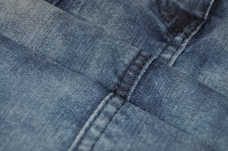 Detailaufnahme der aufeinandertreffenden Kappnähte des Jeansrocks nach dem Zusammennähen.