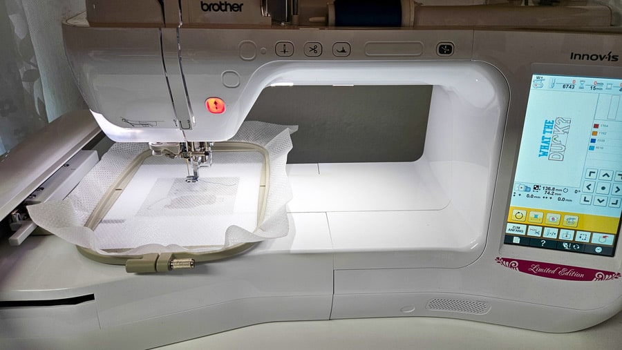 Stickmaschine stickt die Platzierungslinie für den Stickschaum einer Trapunto-Stickerei.