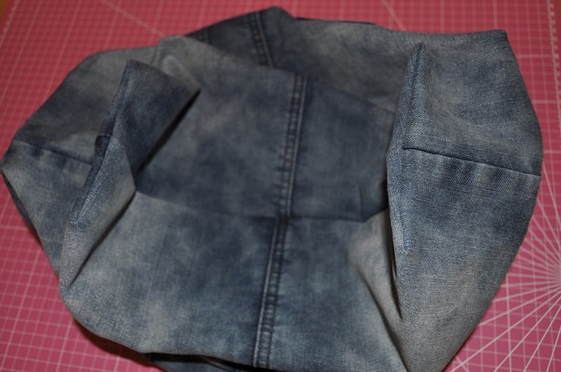 nnenseite der Jeanstasche mit ausgeformtem Taschenboden und unterschiedlich verlaufenden Seitennähten.