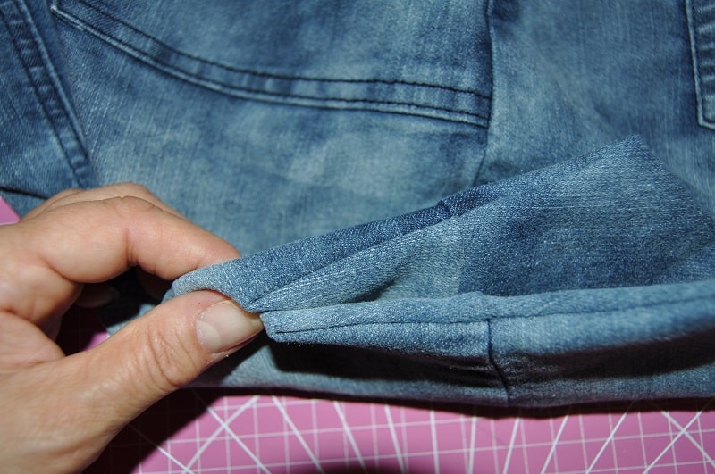 Detailaufnahme der aufeinandergelegten Stofflagen an einer Seitennaht der entstehenden Jeanstasche.